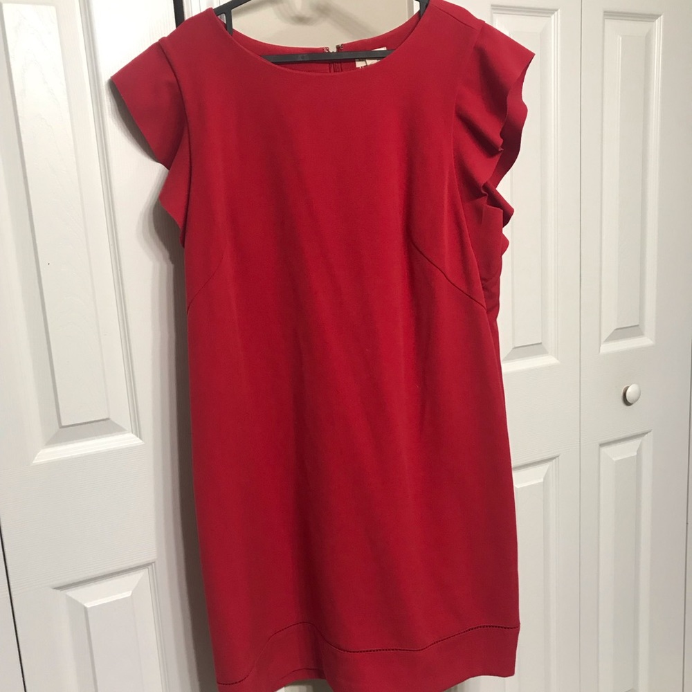 Short dress with ruffled sleeves